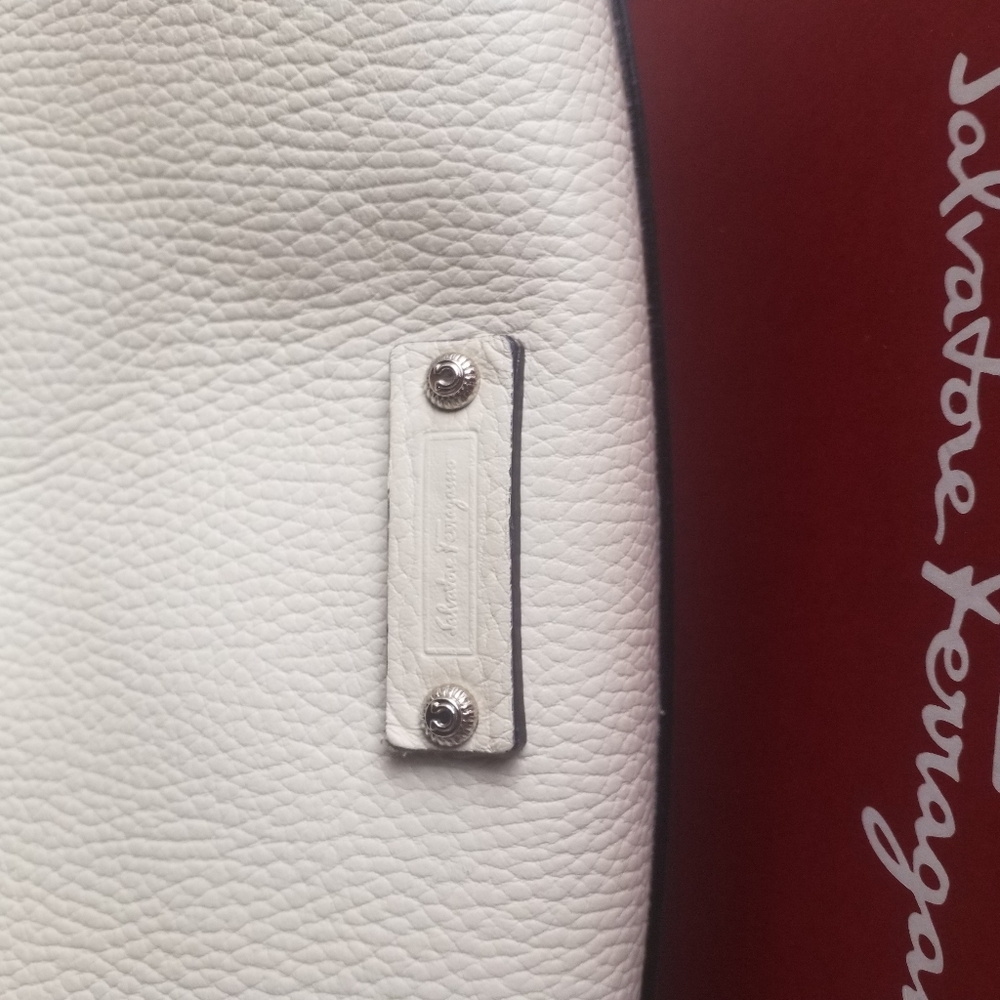 Gorgeous Ferragamo Shoulder Bag - Picture 5 of 9